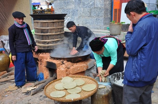 Bánh tam giác mạch chiên - món ăn độc đốc ở Đồng Văn