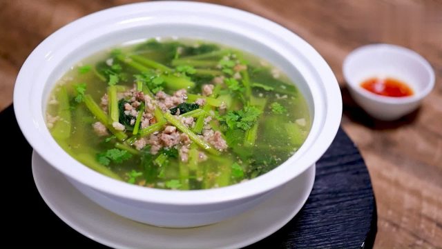 Bát canh rau xanh mang đầy ý nghĩa trong văn hóa ẩm thực Việt