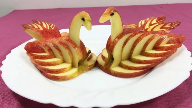 Những chú thiên nga bằng táo là gợi ý lý tưởng cho mâm hoa quả ngày Trung Thu