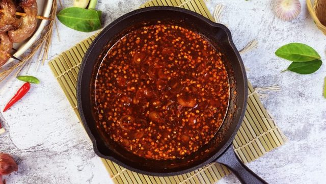 Vị chua chua cay cay của sốt chấm sẽ làm giảm độ ngấy của các món nướng dầu mỡ